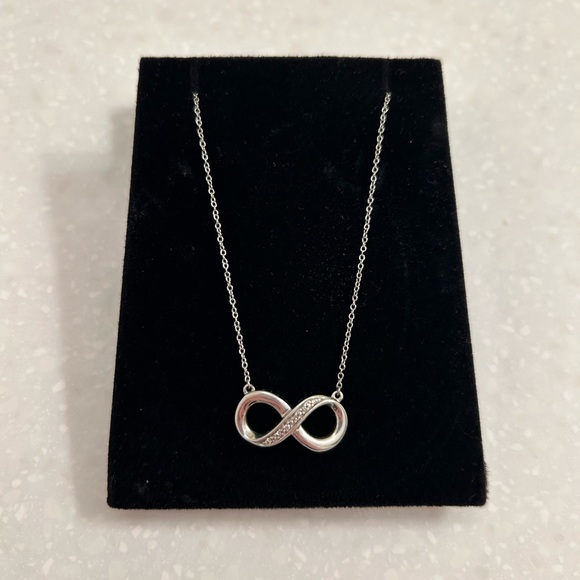 WALKER'S Jewelers infinity necklace - Picture 1 of 1